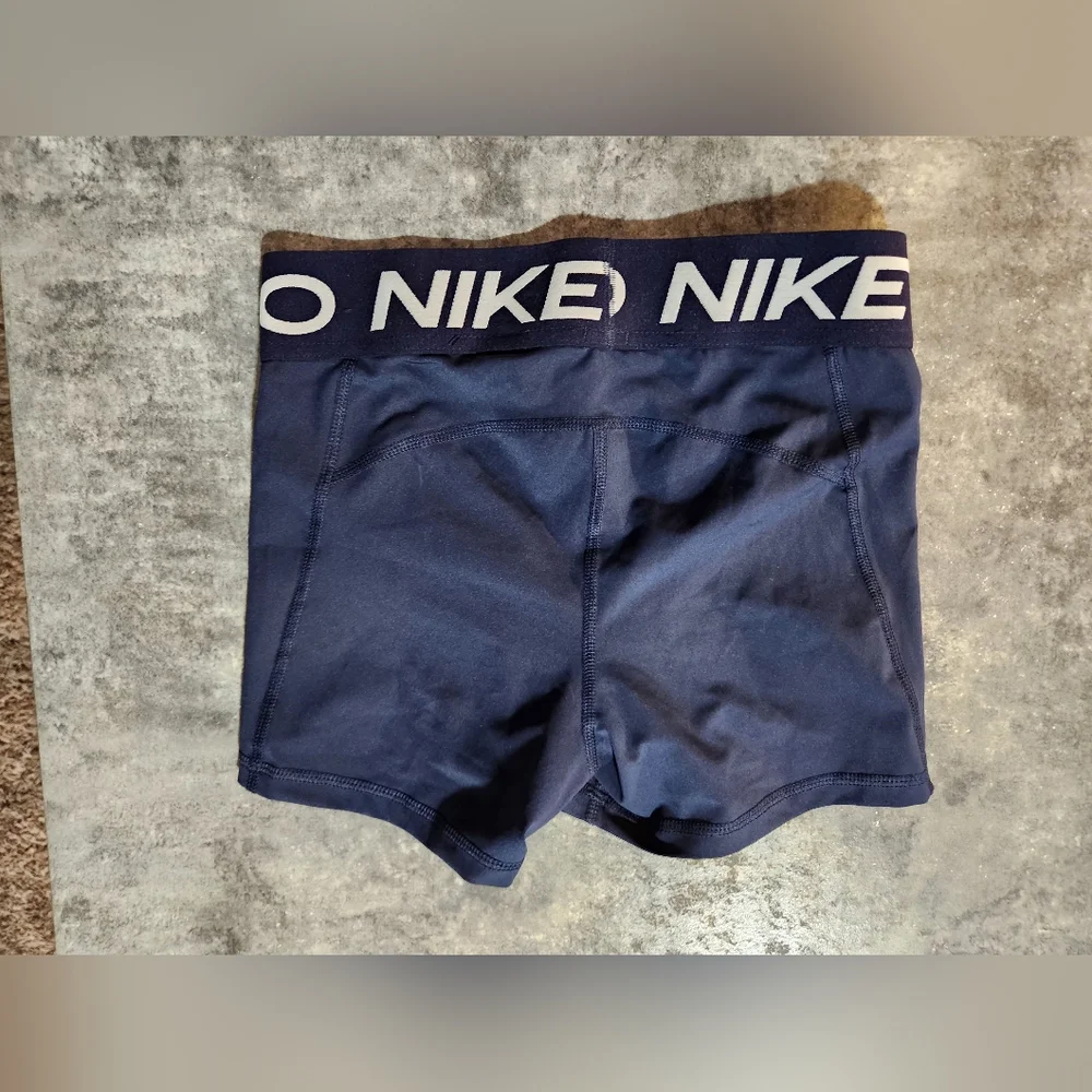 Nike pro shorts with logo on it - Picture 4 of 4